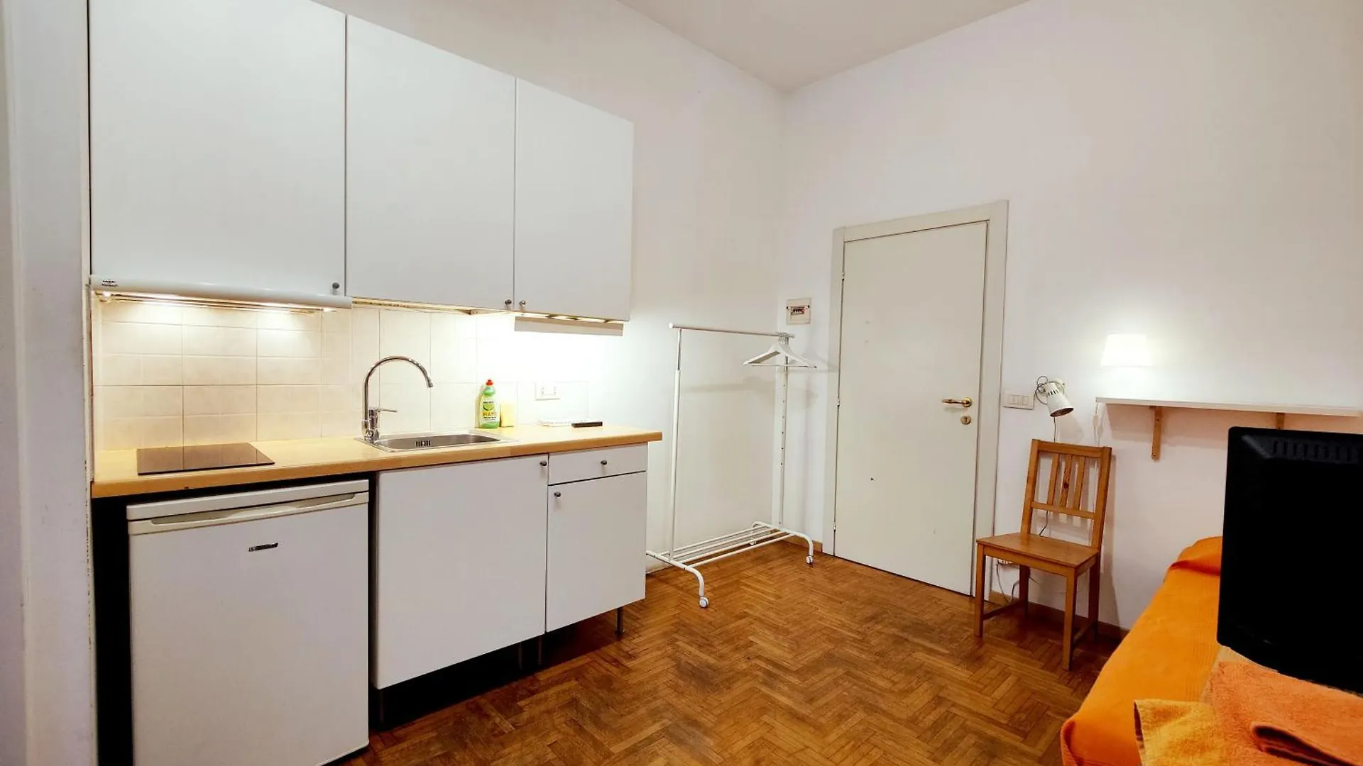 Easystudio Milan - Solari 0*,  Italie